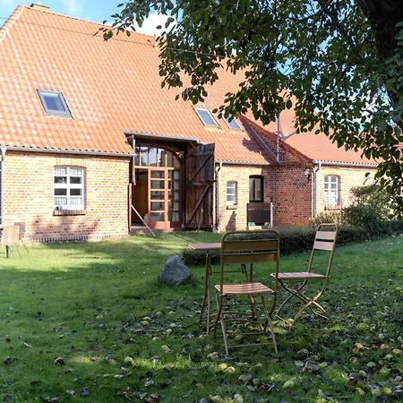 Gemeinschaftsunterkunft 2ez 1dz 2 Baeder - Ruhig Gelegen - Garten, Kueche, Wlan, Parken, Self-check-in, Ventilator