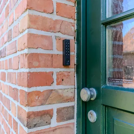 Gemeinschaftsunterkunft 2ez 1dz 2 Baeder - Ruhig Gelegen - Garten, Kueche, Wlan, Parken, Self-check-in, Ventilator Pansiyon