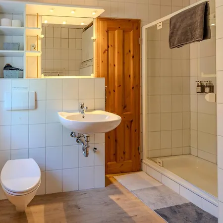 Privatunterkunft Gemeinschaftsunterkunft 2ez 1dz 2 Bäder - Ruhig Gelegen - Garten, Küche, Wlan, Parken, Self-check-in, Ventilator
