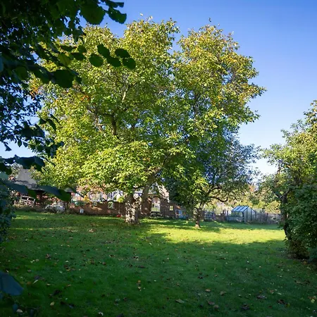 Gemeinschaftsunterkunft 2ez 1dz 2 Baeder - Ruhig Gelegen - Garten, Kueche, Wlan, Parken, Self-check-in, Ventilator Pansiyon