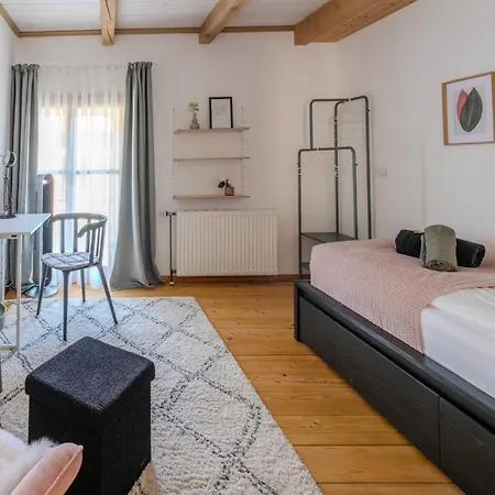Gemeinschaftsunterkunft 2ez 1dz 2 Bäder - Ruhig Gelegen - Garten, Küche, Wlan, Parken, Self-check-in, Ventilator Privatunterkunft